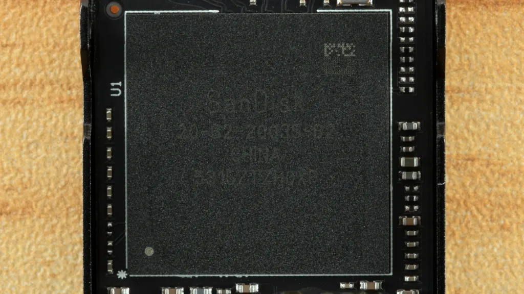 Sandisk Optimus GX Pro 850P 2TB Sandisk Optimus GX Pro 850P 2TB SSD with its PS5-compliant heatsink attached